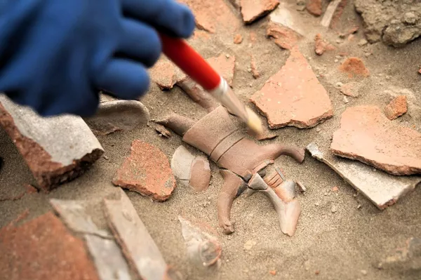 Fragmento de um vaso representando um guerreiro descoberto em Chankillo Fragmento de um vaso representando um guerreiro descoberto em Chankillo - Sputnik Brasil