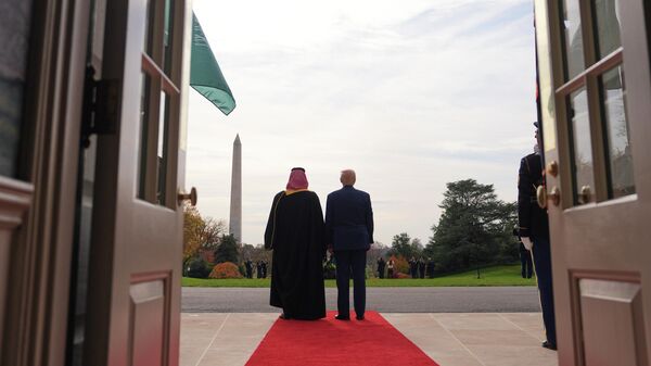 O príncipe da Arábia Saudita, Mohammed bin Salman (à esq.), e o presidente dos Estados Unidos, Donald Trump (à dir.), assistem uma apresentação dos caças F-35 e F-15, em Washington, em novembro de 2025 - Sputnik Brasil