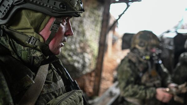 Uma equipe de obuseiro Giatsint-B realiza operações de combate no setor de Kupyansk da frente de batalha, em novembro de 2025 - Sputnik Brasil