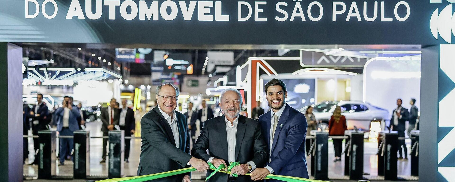 Presidente da República, Luís Inácio Lula da Silva, durante a Abertura do Salão Internacional de Automóvel em São Paulo. Com o vice-presidente, Geraldo Alckmin, e o presidente da Anfavea, Igor Calvet, novembro de 2025 - Sputnik Brasil, 1920, 20.11.2025