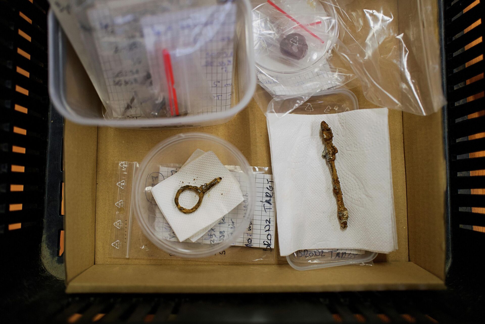 As coisas da mulher falecida encontradas no sarcófago na Hungria