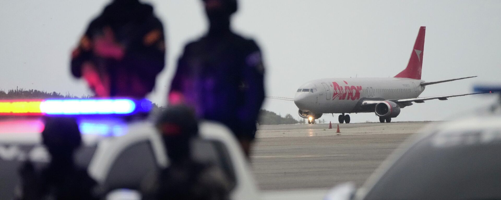 Forças policiais próximo a avião que levava venezuelanos deportados dos Estados Unidos de volta ao país, 18 de julho de 2025 - Sputnik Brasil, 1920, 21.11.2025