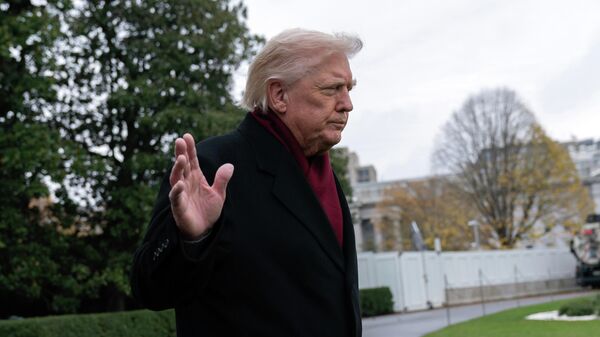 Presidente dos EUA, Donald Trump, responde a repórteres no gramado da Casa Branca em Washington, D.C., em 22 de novembro de 2025 - Sputnik Brasil