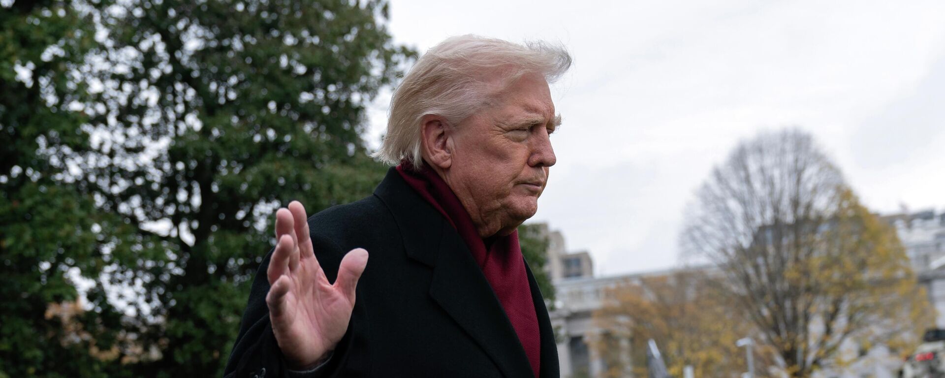 Presidente dos EUA, Donald Trump, responde a repórteres no gramado da Casa Branca em Washington, D.C., em 22 de novembro de 2025 - Sputnik Brasil, 1920, 26.11.2025