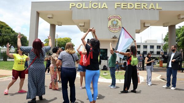 Manifestantes se reúnem em frente a sede da Polícia Federal, em Brasília (DF), após a prisão do ex-presidente Jair Bolsonaro. Brasil, 22 de novembro de 2025 - Sputnik Brasil