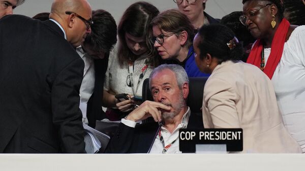 O presidente da COP30, André Corrêa do Lago, em meio a discussões sobre o acordo climático da cúpula, em novembro de 2025 - Sputnik Brasil