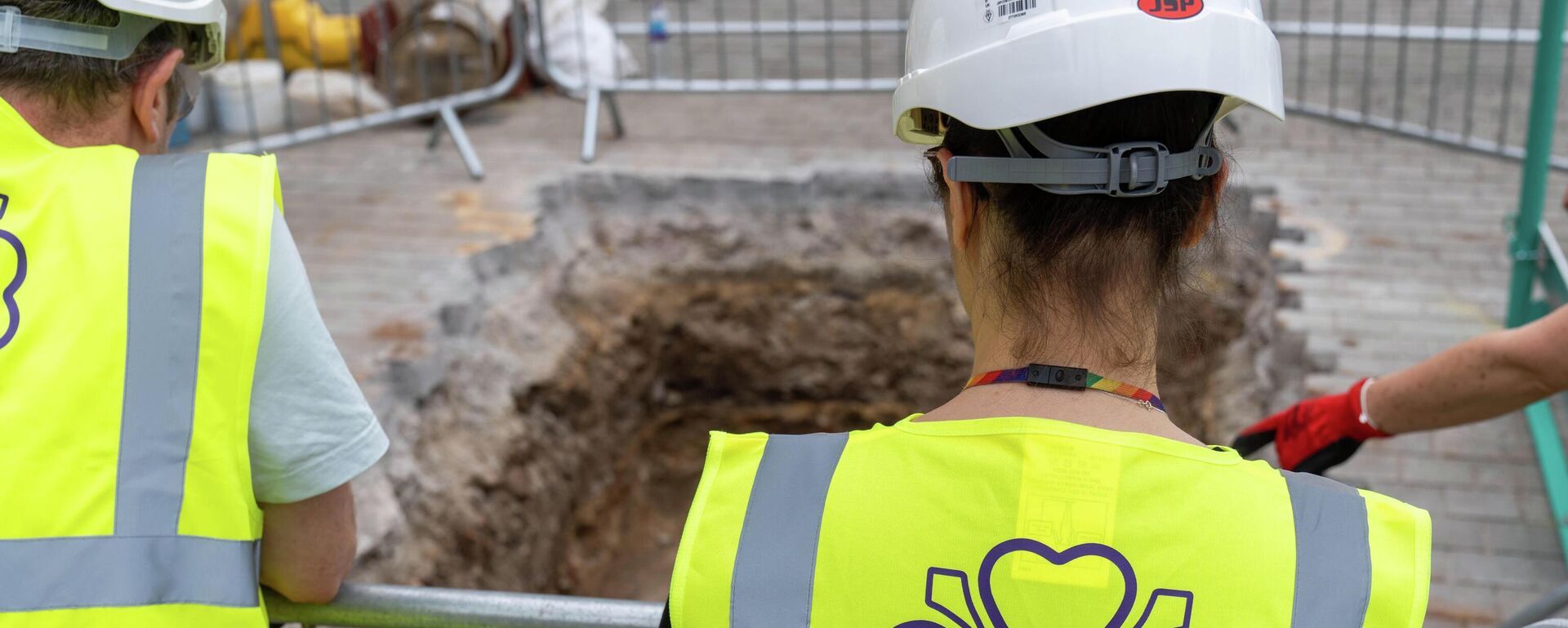 Arqueólogos observando vestígios em Westminster, Londres. - Sputnik Brasil, 1920, 23.11.2025