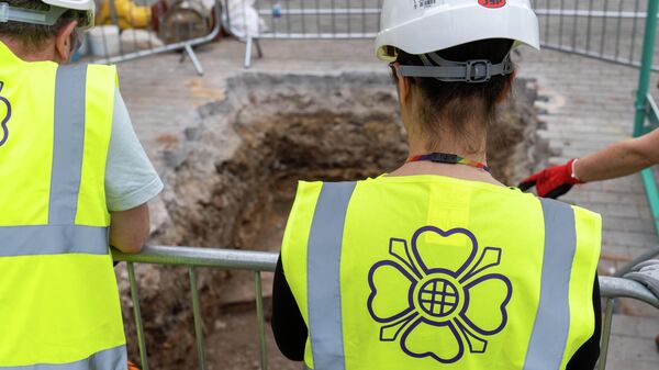 Arqueólogos observando vestígios em Westminster, Londres. - Sputnik Brasil