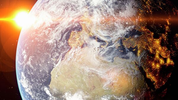 Imagem panorâmica da Terra com um sol brilhante ao fundo composta com elementos obtidos do domínio público da NASA - Sputnik Brasil