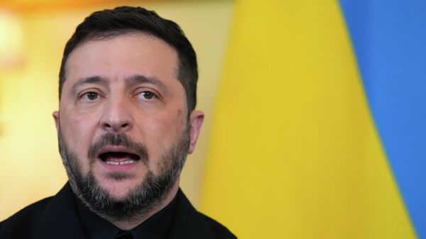 Vladimir Zelensky conversa com o primeiro-ministro britânico, Keir Starmer, em Londres. Reino Unido, 24 de outubro de 2025 - Sputnik Brasil