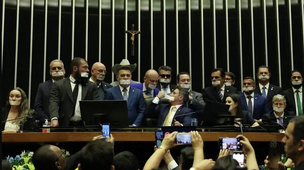 Grupo de deputados federais obstruíram fisicamente o plenário da Câmara para pautar a anistia, em agosto de 2025 - Sputnik Brasil