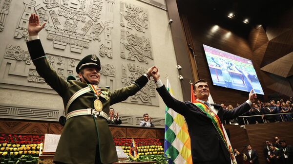 O presidente da Bolívia, Rodrigo Paz (à dir.), durante cerimônia de posse com o vice-presidente, Edmand Lara (à esq.), em novembro de 2025 - Sputnik Brasil
