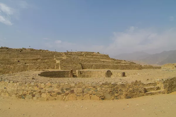 Pirâmide principal e recinto circular. Caral, Peru Pirâmide principal e recinto circular. Caral, Peru - Sputnik Brasil