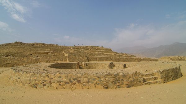 Pirâmide principal e recinto circular. Caral, Peru - Sputnik Brasil