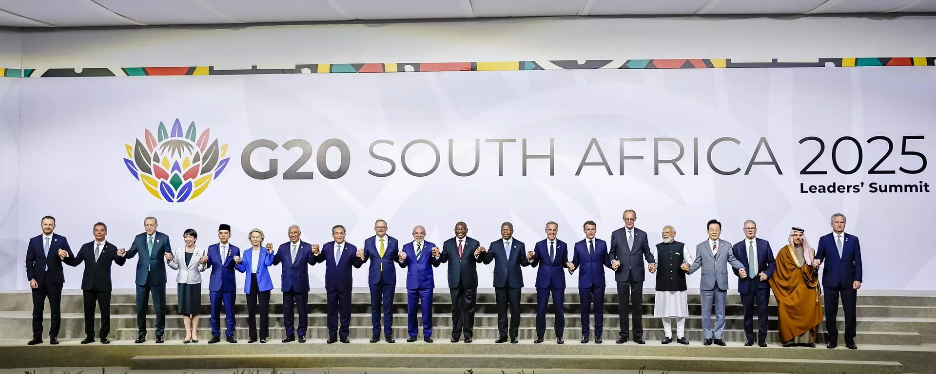 Líderes de Estado e representantes oficiais durante a fotografia oficial da cúpula do G20 em Joanesburgo, na África do Sul. 22 de novembro de 2025 - Sputnik Brasil, 1920, 24.11.2025