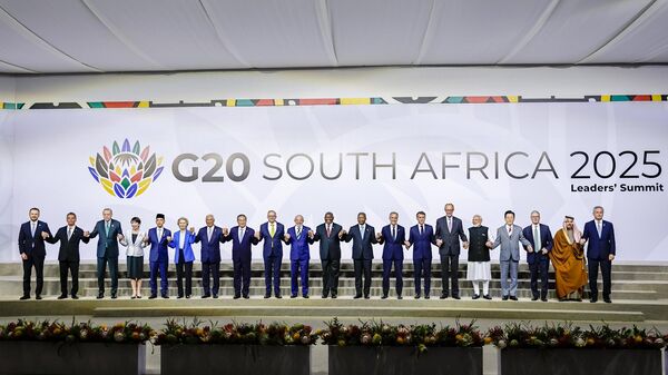 Líderes de Estado e representantes oficiais durante a fotografia oficial da cúpula do G20 em Joanesburgo, na África do Sul. 22 de novembro de 2025 - Sputnik Brasil