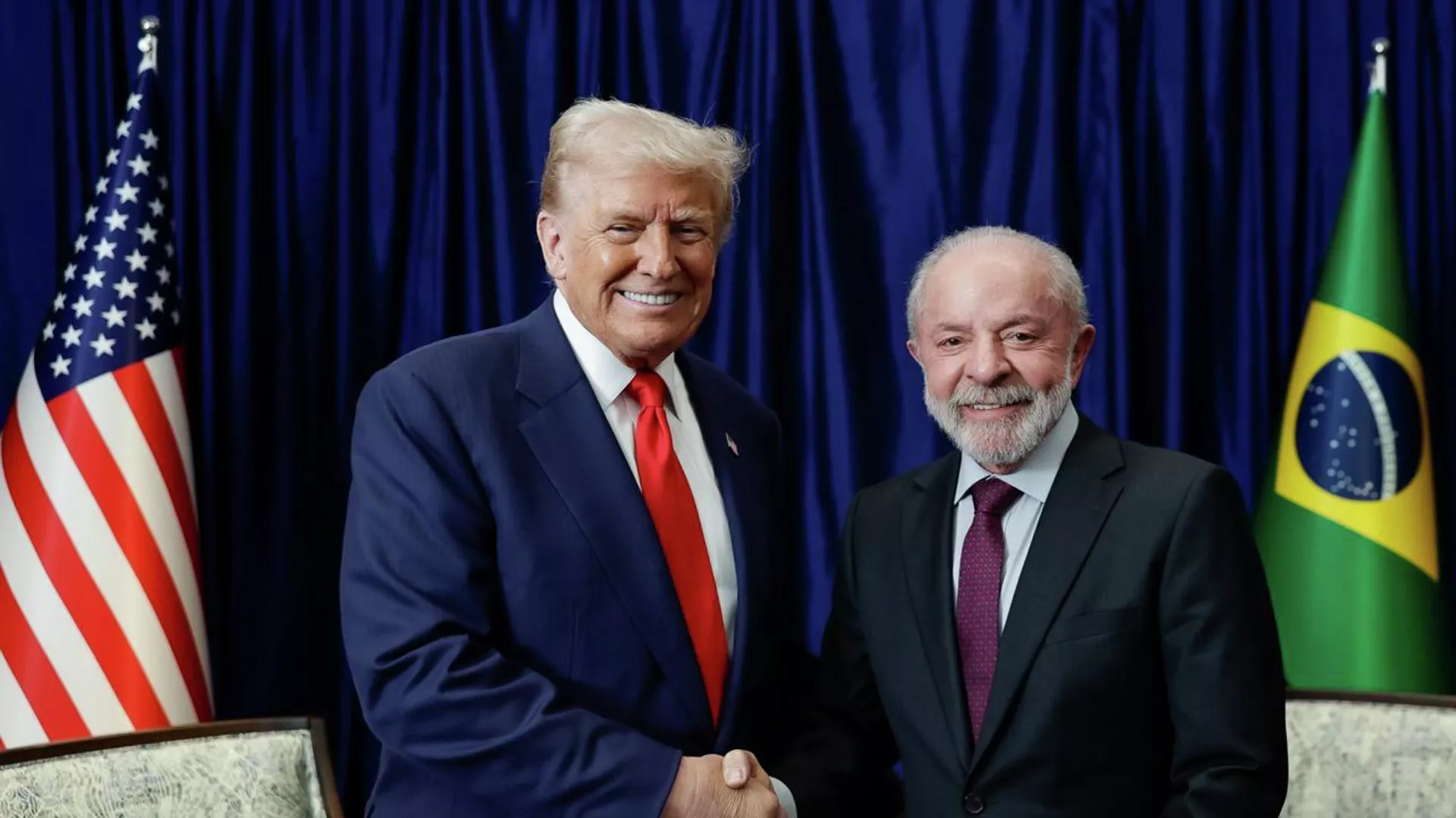 O presidente dos Estados Unidos, Donald Trump (à esq.), em encontro com o presidente do Brasil, Luiz Inácio Lula da Silva (à dir.), em outubro de 2025 O presidente dos Estados Unidos, Donald Trump (à esq.), em encontro com o presidente do Brasil, Luiz Inácio Lula da Silva (à dir.), em outubro de 2025 - Sputnik Brasil, 1920, 24.11.2025