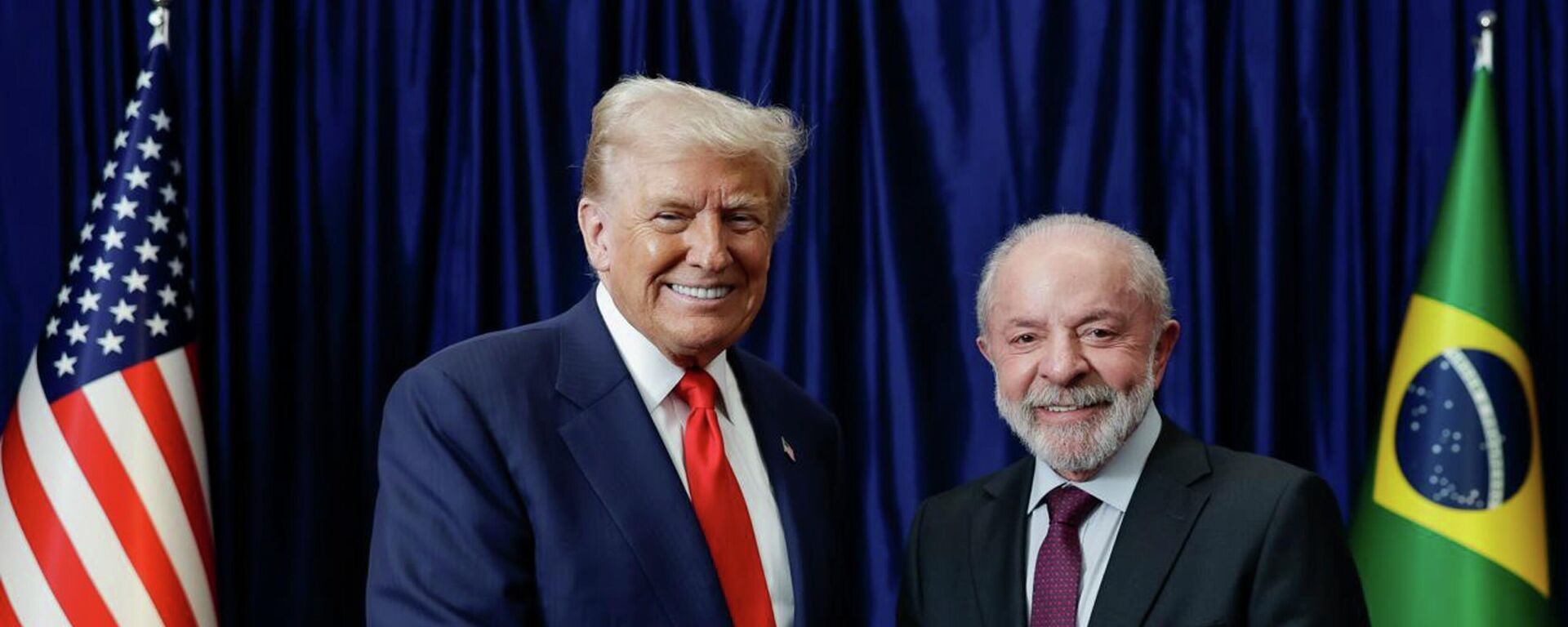 O presidente dos Estados Unidos, Donald Trump (à esq.), em encontro com o presidente do Brasil, Luiz Inácio Lula da Silva (à dir.), em outubro de 2025 - Sputnik Brasil, 1920, 24.11.2025