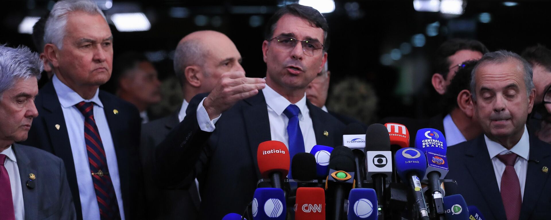 O senador Flávio Bolsonaro (PL-RJ) e parlamentares da oposição durante coletiva a imprensa para falar sobre a condenação de Jair Bolsonaro no Supremo Tribunal Federal (STF), Brasília, 9 de setembro de 2025 O senador Flávio Bolsonaro (PL-RJ) e parlamentares da oposição durante coletiva a imprensa para falar sobre a condenação de Jair Bolsonaro no Supremo Tribunal Federal (STF), Brasília, 9 de setembro de 2025 - Sputnik Brasil, 1920, 25.11.2025