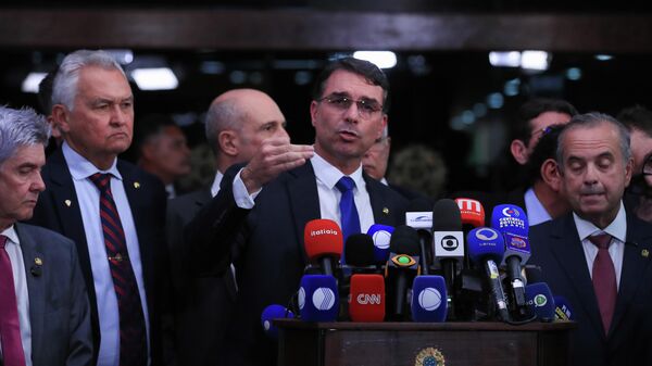 O senador Flávio Bolsonaro (PL-RJ) e parlamentares da oposição durante coletiva a imprensa para falar sobre a condenação de Jair Bolsonaro no Supremo Tribunal Federal (STF), Brasília, 9 de setembro de 2025 - Sputnik Brasil
