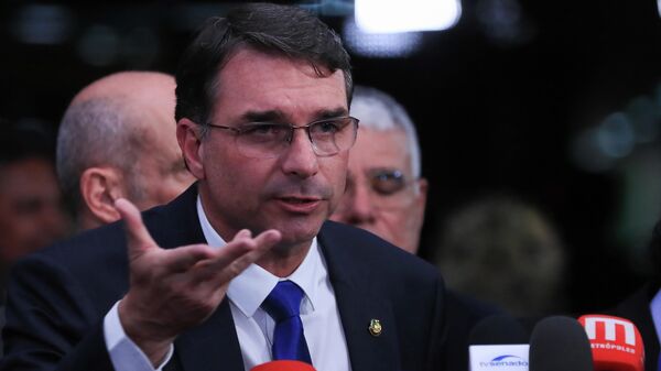 O senador Flávio Bolsonaro (PL-RJ) e parlamentares da oposição durante coletiva a imprensa para falar sobre a condenação no Supremo Tribunal Federal (STF), Brasília, 9 de setembro de 2025 - Sputnik Brasil