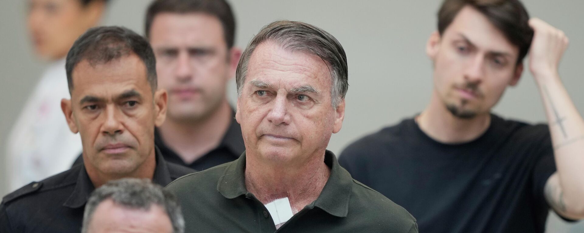 O ex-presidente do Brasil Jair Bolsonaro é visto saído de clínica após tratamento médico, em Brasília, em setembro de 2025 - Sputnik Brasil, 1920, 09.12.2025