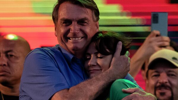 O ex-presidente do Brasil Jair Bolsonaro (à esq.) ao lado da ex-primeira-dama Michelle Bolsonaro (à dir.) durante evento, em agosto de 2022 - Sputnik Brasil