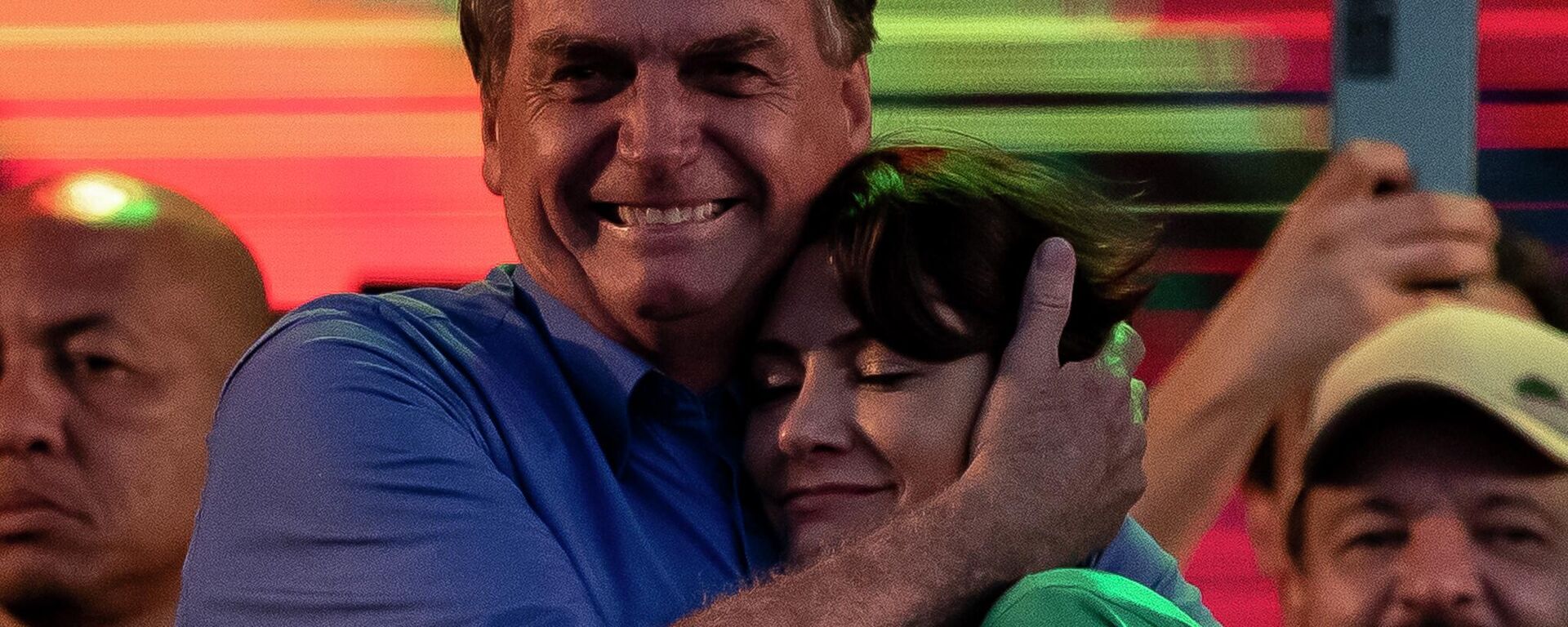 O ex-presidente do Brasil Jair Bolsonaro (à esq.) ao lado da ex-primeira-dama Michelle Bolsonaro (à dir.) durante evento, em agosto de 2022 - Sputnik Brasil, 1920, 25.11.2025