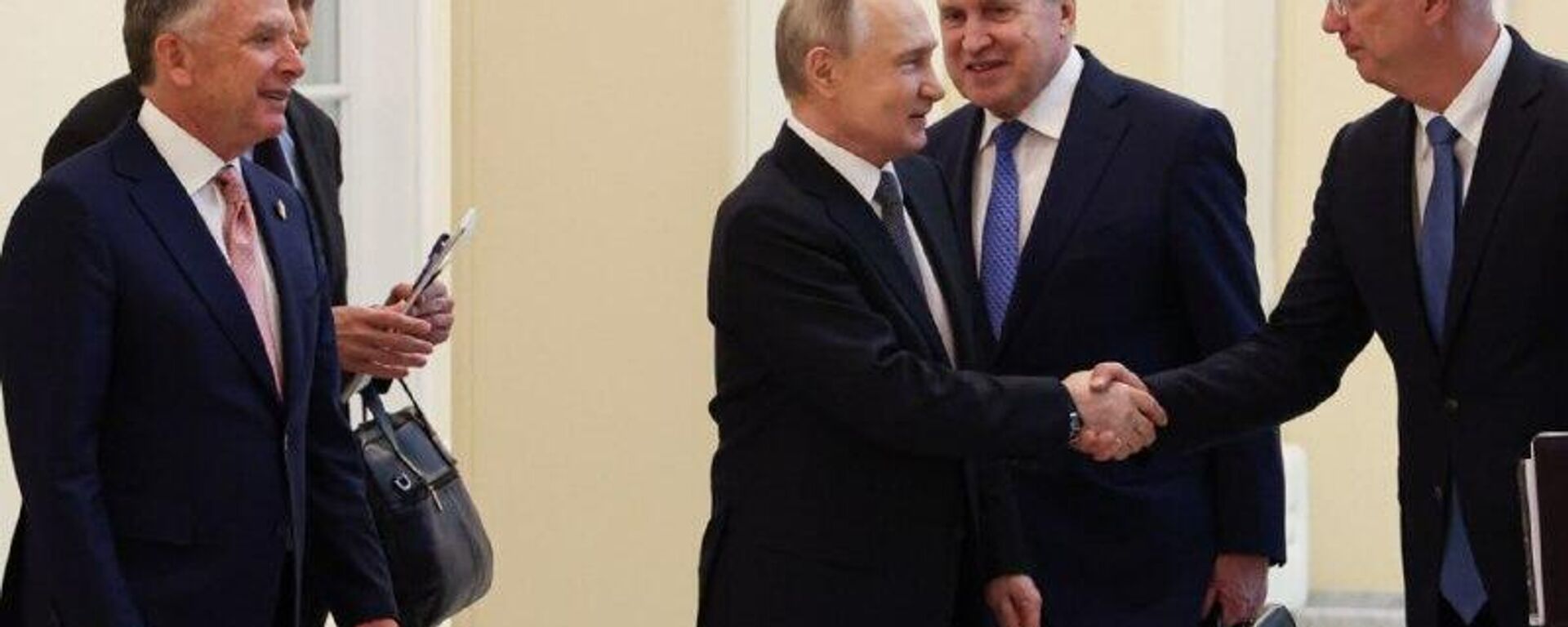 Rússia ainda não discutiu o plano de paz apresentado pelos EUA para resolução do conflito, diz Moscou - Sputnik Brasil, 1920, 26.11.2025