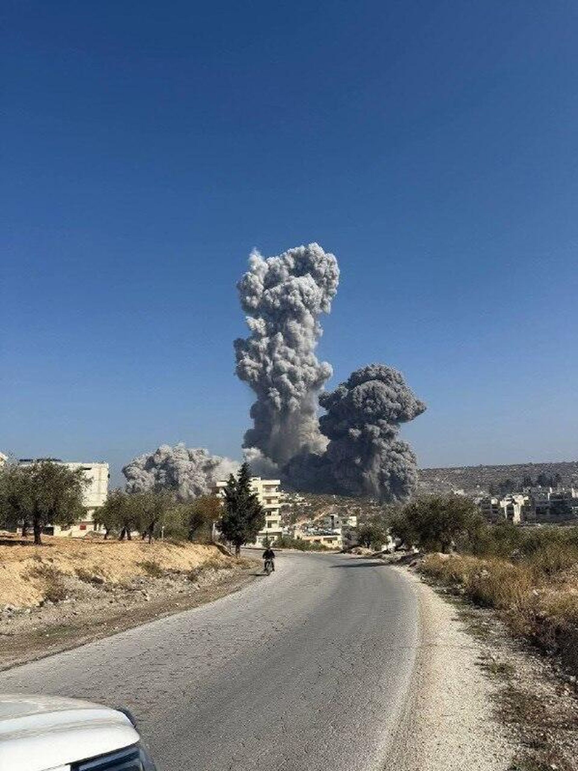 Explosão em depósito militar deixa área devastada na Síria