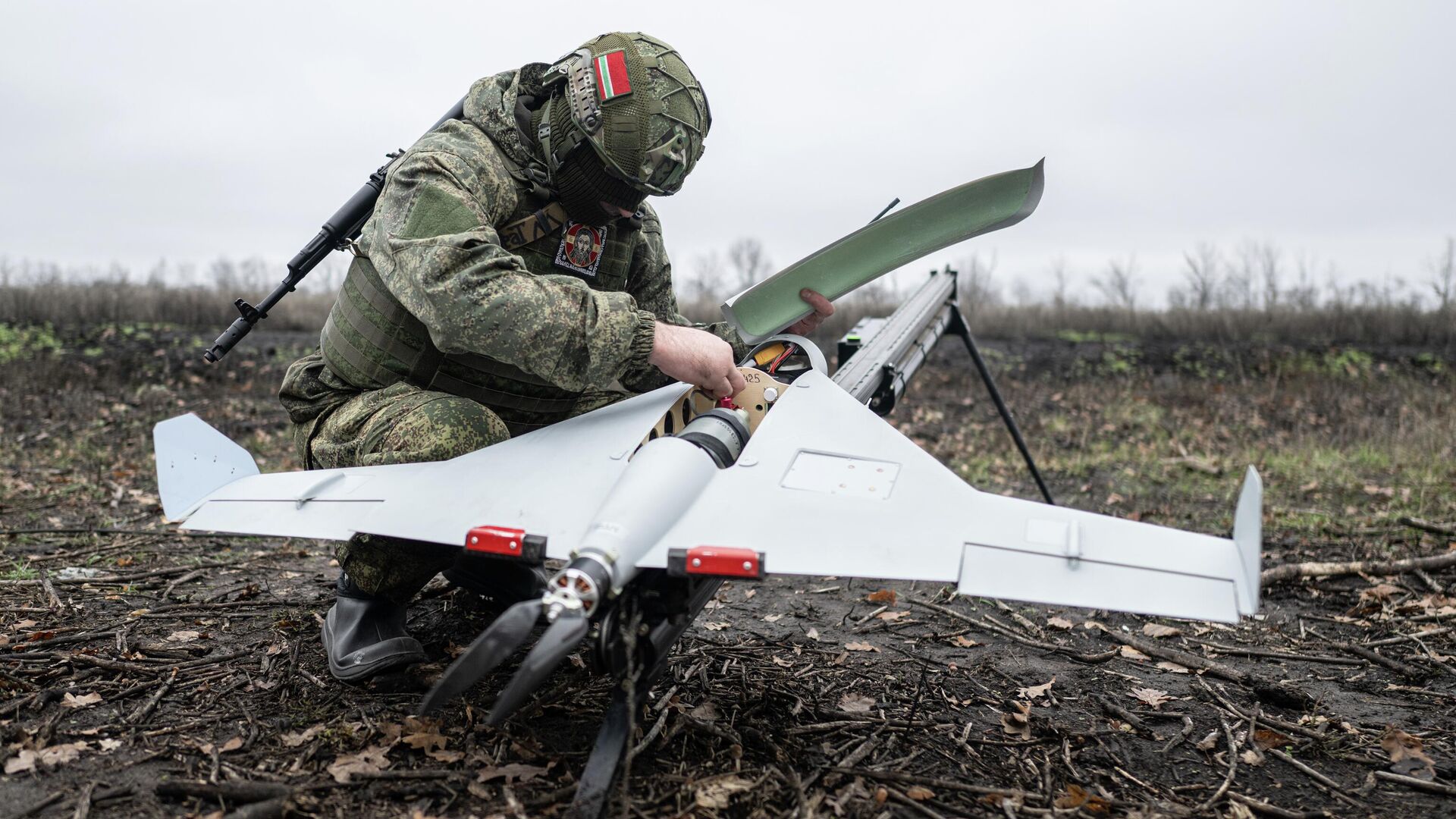 Trabalho de combate da tripulação do veiculo aéreo não tripulado (VANT) KUB da 288ª Brigada de Artilharia da Guarda do Agrupamento de Forças Oeste na frente do setor de Kupyansk Trabalho de combate da tripulação do veiculo aéreo não tripulado (VANT) KUB da 288ª Brigada de Artilharia da Guarda do Agrupamento de Forças Oeste na frente do setor de Kupyansk - Sputnik Brasil, 1920, 26.11.2025