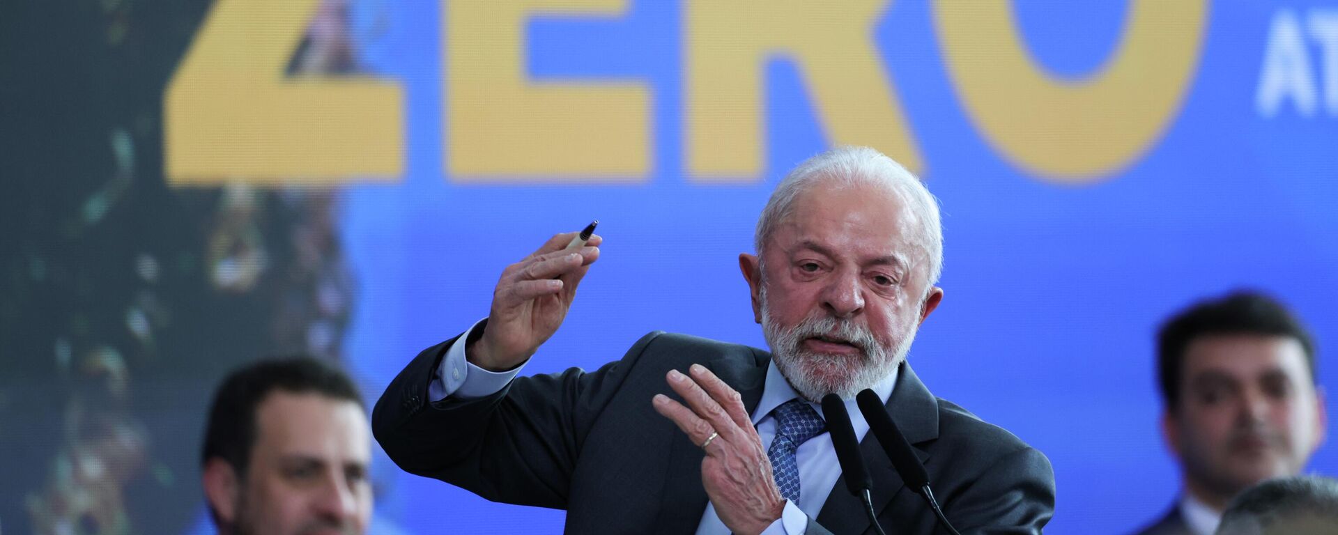 Presidente Luiz Inácio Lula da Silva (PT) sanciona lei que institui a isenção do imposto de renda para quem recebe até R$ 5 mil. Brasília, 26 de novembro de 2025 - Sputnik Brasil, 1920, 03.12.2025