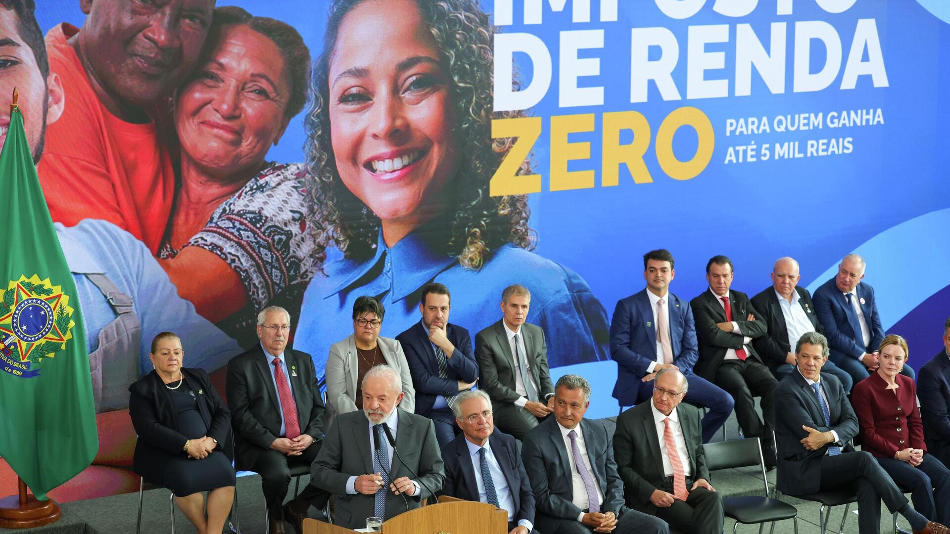 O presidente Luiz Inácio Lula da Silva sanciona a lei que amplia a faixa de isenção do Imposto de Renda Pessoa Física para quem ganha até R$ 5 mil por mês e estabelece descontos para rendas de até R$ 7.350 mensais. No palco de autoridades, as cadeiras vazias de Hugo Motta e Davi Alcolumbre, Brasília, 26 de novembro de 2025 O presidente Luiz Inácio Lula da Silva sanciona a lei que amplia a faixa de isenção do Imposto de Renda Pessoa Física para quem ganha até R$ 5 mil por mês e estabelece descontos para rendas de até R$ 7.350 mensais. No palco de autoridades, as cadeiras vazias de Hugo Motta e Davi Alcolumbre, Brasília, 26 de novembro de 2025 - Sputnik Brasil, 1920, 27.11.2025