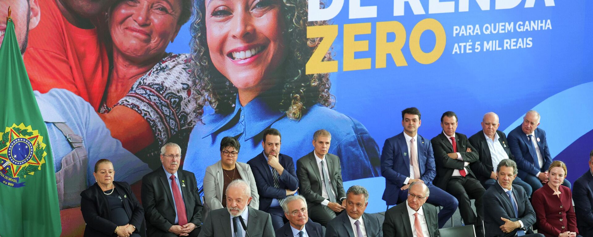 O presidente Luiz Inácio Lula da Silva sanciona a lei que amplia a faixa de isenção do Imposto de Renda Pessoa Física para quem ganha até R$ 5 mil por mês e estabelece descontos para rendas de até R$ 7.350 mensais. No palco de autoridades, as cadeiras vazias de Hugo Motta e Davi Alcolumbre, Brasília, 26 de novembro de 2025 O presidente Luiz Inácio Lula da Silva sanciona a lei que amplia a faixa de isenção do Imposto de Renda Pessoa Física para quem ganha até R$ 5 mil por mês e estabelece descontos para rendas de até R$ 7.350 mensais. No palco de autoridades, as cadeiras vazias de Hugo Motta e Davi Alcolumbre, Brasília, 26 de novembro de 2025 - Sputnik Brasil, 1920, 27.11.2025