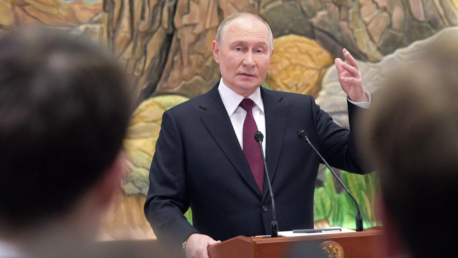 Vladimir Putin durante a coletiva de imprensa durante a sessão da Organização do Tratado de Segurança Coletiva (OTSC), 27 de novembro de 2025 - Sputnik Brasil, 1920, 27.11.2025