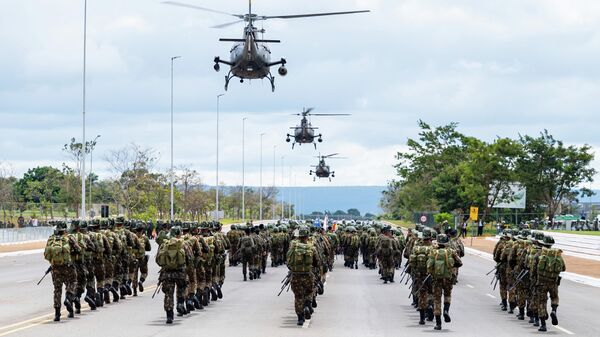 Homens do Exército Brasileiro marcham durante exibição, em Brasília (DF), em junho de 2023 - Sputnik Brasil