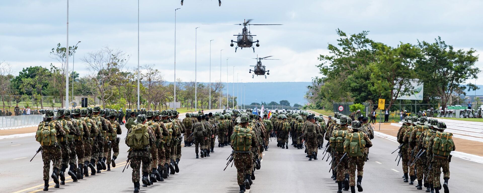 Homens do Exército Brasileiro marcham durante exibição, em Brasília (DF), em junho de 2023 - Sputnik Brasil, 1920, 27.11.2025