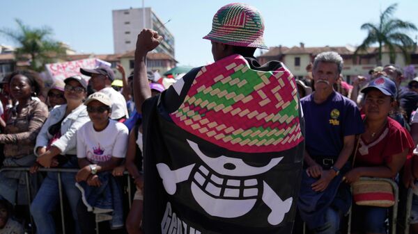 Apoiador da Geração Z de Madagascar usa uma bandeira com uma caveira e ossos cruzados durante uma manifestação na Praça 13 de Maio em Antananarivo, Madagascar. - Sputnik Brasil