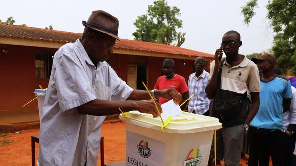 Um homem deposita o seu voto durante as eleições presidenciais e legislativas, em Bissau, Guiné-Bissau, 23 de novembro de 2025. - Sputnik Brasil