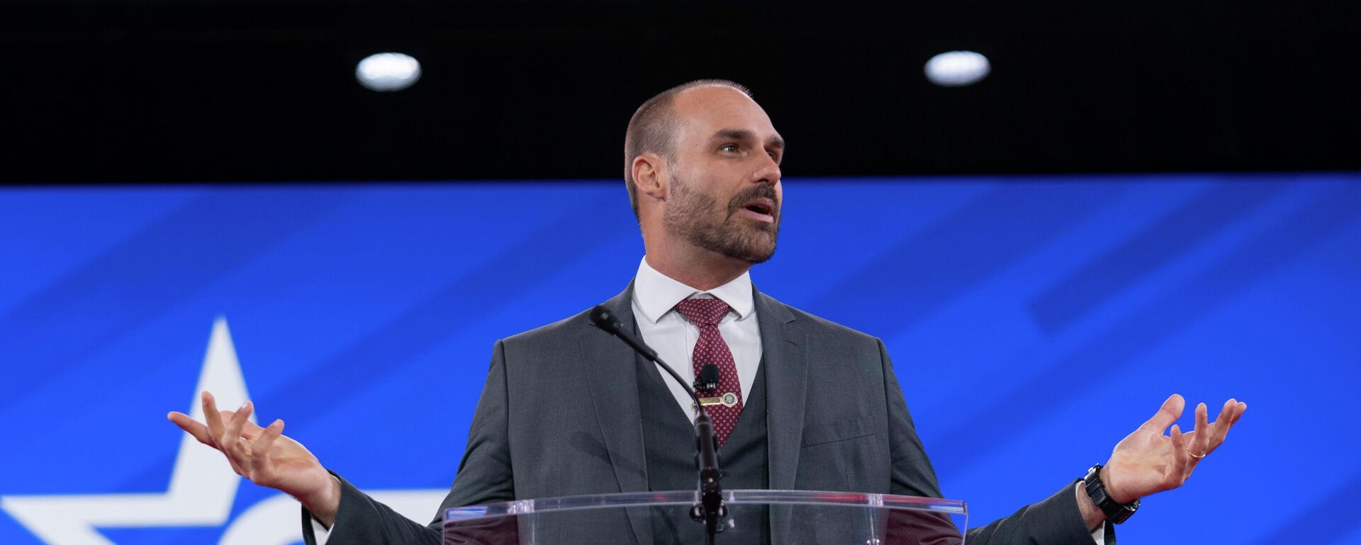 O deputado federal Eduardo Bolsonaro (PL-SP) durante evento político conservador nos Estados Unidos, em fevereiro de 2025 - Sputnik Brasil, 1920, 30.01.2026