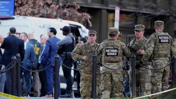 Agentes da Guarda Nacional em local onde foi realizado o ataque contra dois soldados, em Washington, nos Estados Unidos, em novembro de 2025 - Sputnik Brasil