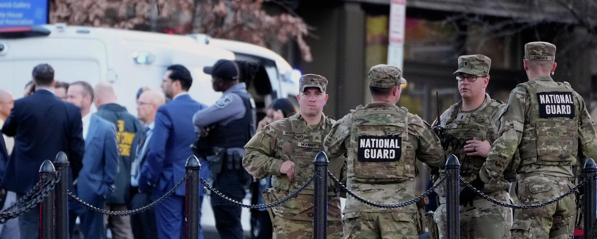Agentes da Guarda Nacional em local onde foi realizado o ataque contra dois soldados, em Washington, nos Estados Unidos, em novembro de 2025 - Sputnik Brasil, 1920, 28.11.2025