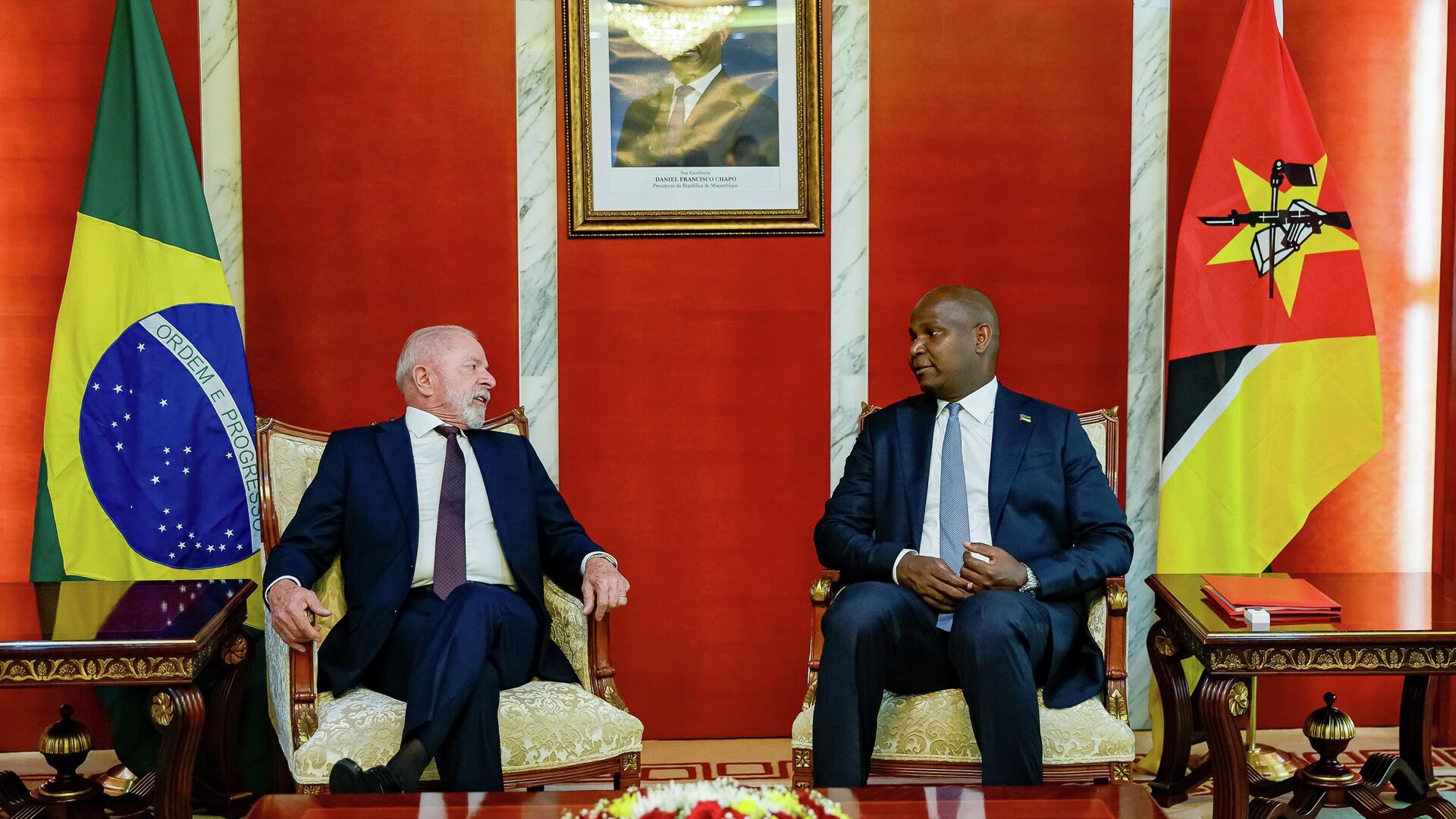 Reunião restrita com o Presidente da República de Moçambique, Daniel Francisco Chapo Reunião restrita com o Presidente da República de Moçambique, Daniel Francisco Chapo - Sputnik Brasil, 1920, 28.11.2025