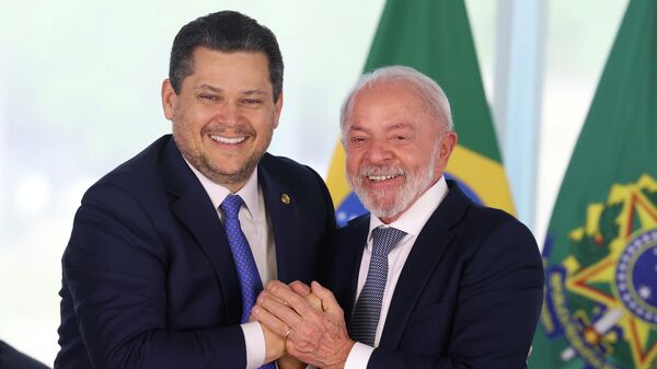 O presidente do Brasil, Luiz Inácio Lula da Silva (à dir.), ao lado do presidente do Senado, Davi Alcolumbre (União-AP), em agosto de 2025 - Sputnik Brasil