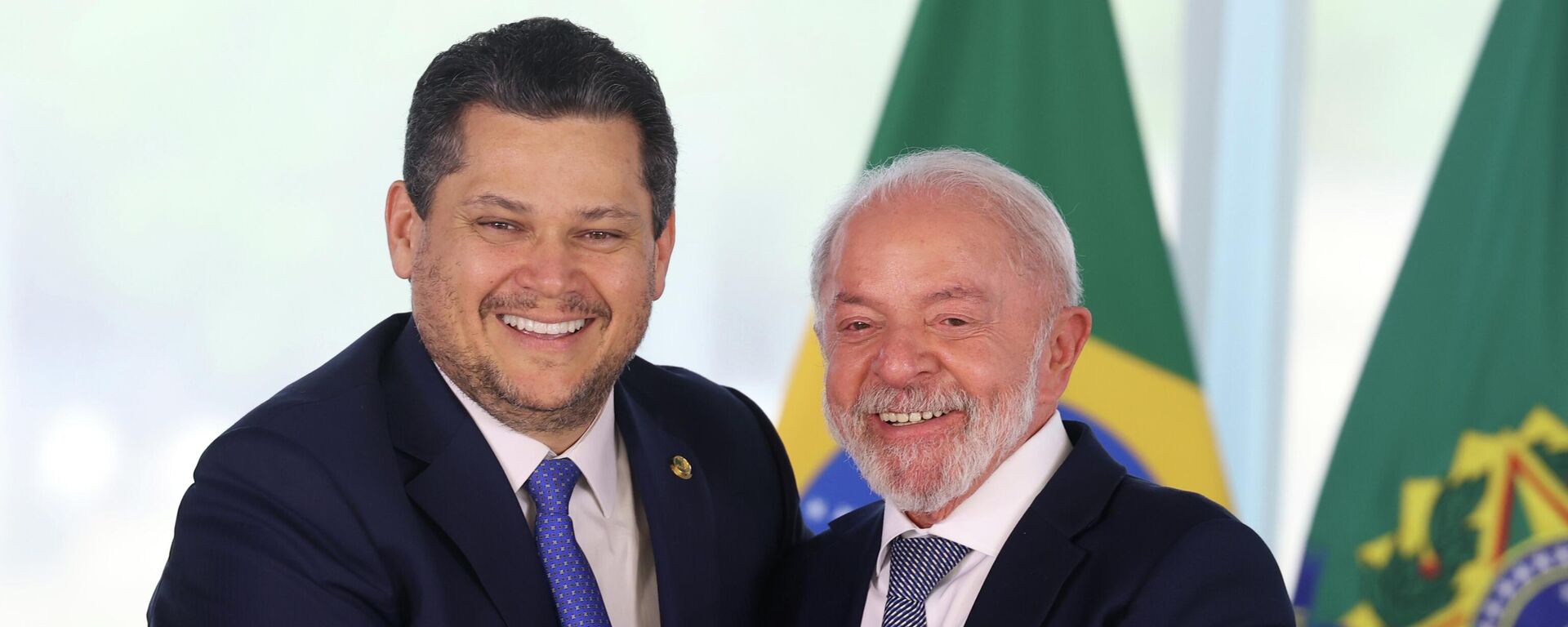 O presidente Luiz Inácio Lula da Silva (à dir.), ao lado do presidente do Senado, Davi Alcolumbre (União-AP), em agosto de 2025 - Sputnik Brasil, 1920, 30.04.2026