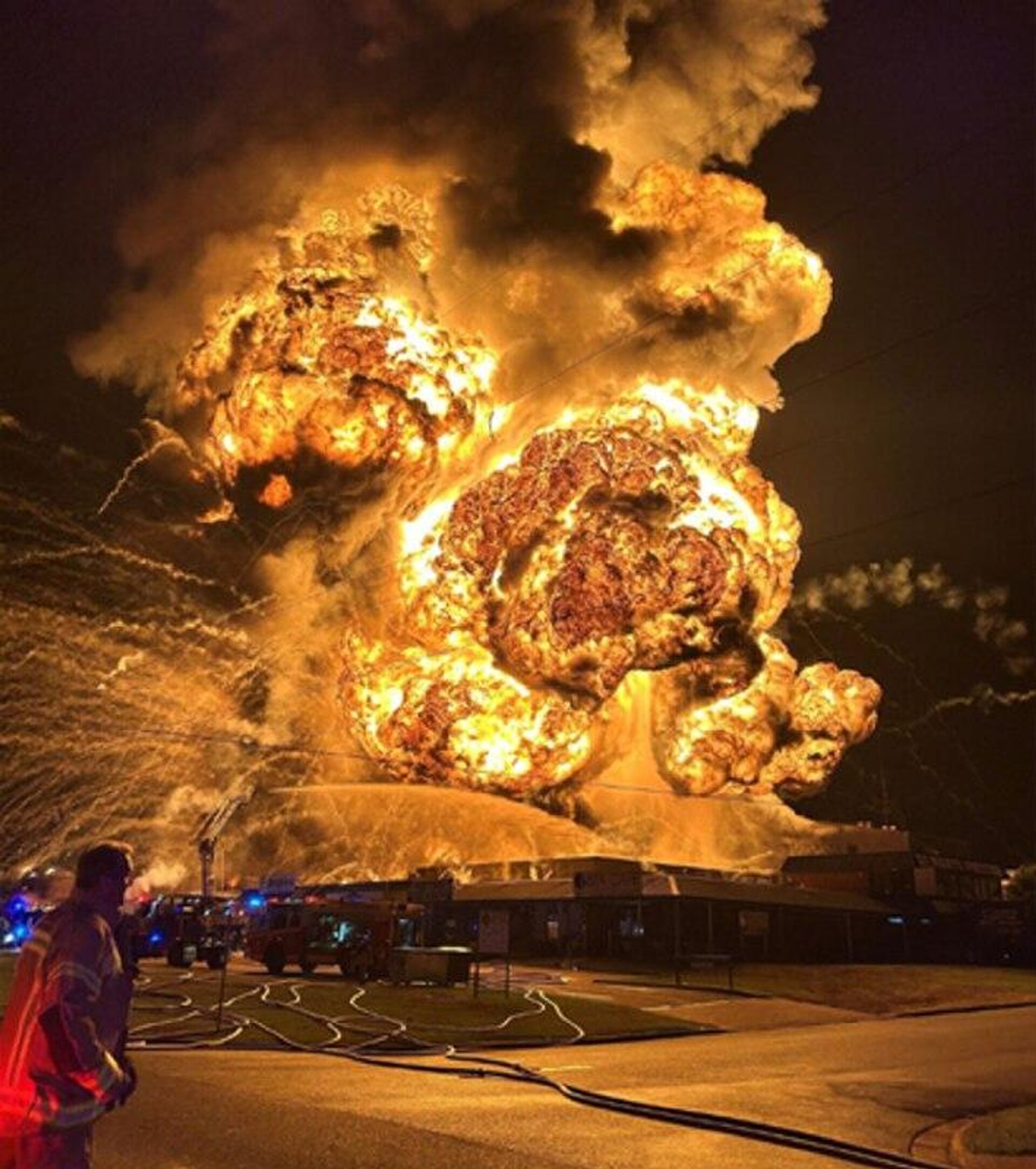 Explosão com chamas de 150 m de altura e chuva de pedras deixam 2 bombeiros feridos na Austrália