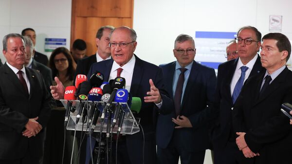 O ministro do Desenvolvimento, Indústria, Comércio e Serviços, Geraldo Alckimin, participa de entrevista coletiva após reunião do comitê de negociação para discutir medidas à tarifa de 50% dos EUA, Brasília, 15 de julho de 2025 - Sputnik Brasil