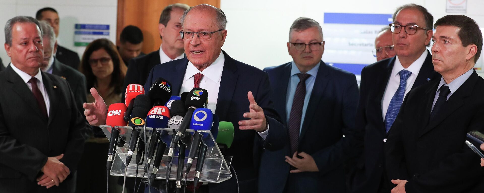 O ministro do Desenvolvimento, Indústria, Comércio e Serviços, Geraldo Alckimin, participa de entrevista coletiva após reunião do comitê de negociação para discutir medidas à tarifa de 50% dos EUA, Brasília, 15 de julho de 2025 - Sputnik Brasil, 1920, 30.11.2025