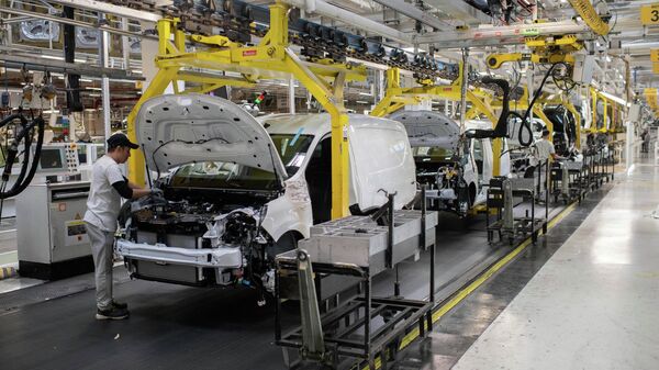 Carros são colocados em uma linha de produção dentro de uma fábrica da Renault nos arredores de Tânger, Marrocos, 29 de abril de 2024 - Sputnik Brasil