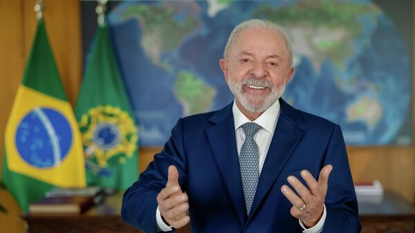 Presidente Luiz Inácio Lula da Silva (PT) durante discurso à nação sobre a lei que isenta o imposto de renda para quem recebe até R$ 5 mil. Brasília, 30 de novembro de 2025 - Sputnik Brasil